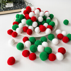 Помпоны для рукоделия, текстильные, Зелено-красно-белый МИКС, набор 100+-2 шт., диаметр 2 см.