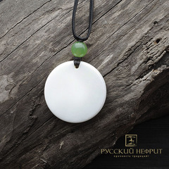 Амулет "Хэн-э" средний. Белый нефрит, бусина - зелёный нефрит бриле.