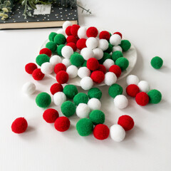 Помпоны для рукоделия, текстильные, Зелено-красно-белый МИКС, набор 100+-2 шт., диаметр 2 см.