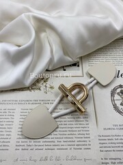 Застежка клевант белая с золотистыми металлическими элементами