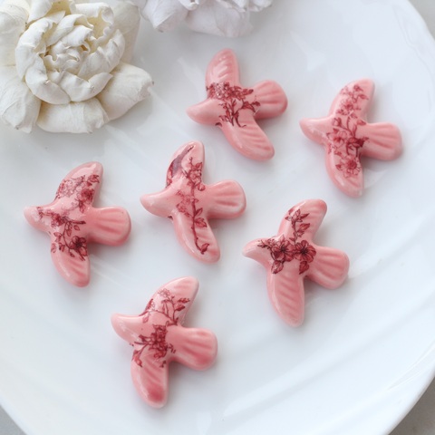 Подвеска фарфоровая Птичка розовый 34*42 мм S037