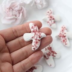 Подвеска фарфоровая Птичка (белый с бордовым) 34*42 мм S047