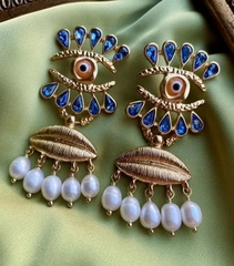 dlinnye-sergi-v-stile-schiaparelli-s-golubymi-kaplyami-i-podveskami-iz-zhemchuga