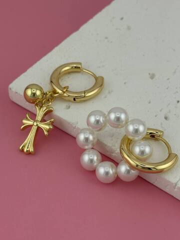 Серьги ассиметричные с жемчугом и крестиком