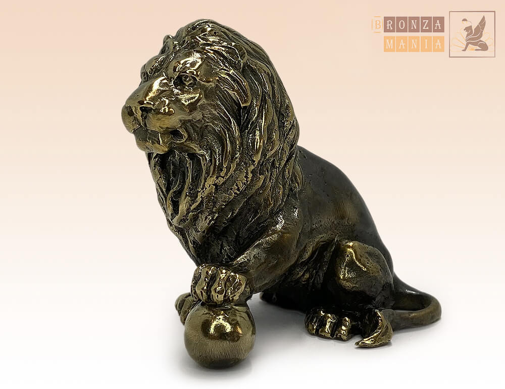 Изящная и элегантная деталь: фигура льва встречает все взгляды