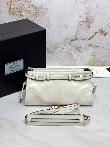 Маленькая кожаная сумка Prada через плечо, белый