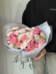 Букет из кустовых пионовивидных роз, хризантемы, диантусов и ромашки