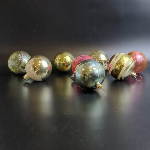 Ёлочные игрушки набор из 8 разных шариков, стекло, ручная роспись, подвесные, винтаж времён СССР 1960-1980 гг.Советские ёлочные игрушки и украшения. Состояние и комплектация на фото.