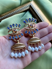 dlinnye-sergi-v-stile-schiaparelli-s-golubymi-kaplyami-i-podveskami-iz-zhemchuga