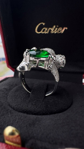Кольцо «пантера» с крупным центральным зеленым камнем Cartier