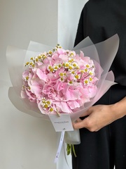 Авторский букет из гортензии и ромашки