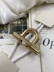 Застежка клевант белая с золотистыми металлическими элементами