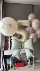 Большая кремовая цифра с бантом и воздушными шарами