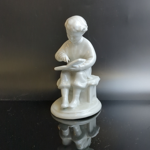 Статуэтка "Юный Ленин", скульптор С. Б. Велихова, фарфор, Ленинградский фарфоровый завод (ЛФЗ), СССР, 1960-1970 гг.