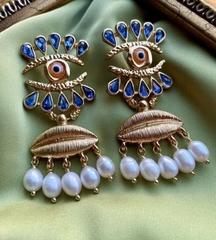 dlinnye-sergi-v-stile-schiaparelli-s-golubymi-kaplyami-i-podveskami-iz-zhemchuga