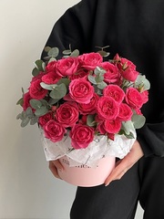 Цветочная коробка из розовых кустовых роз и эвкалипта размер S