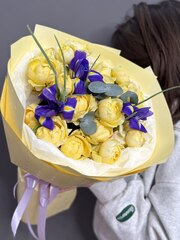 Дуо-букет с кустовыми пионовидными розами сорта "Джульетта Хани" и ирисами