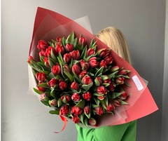 Букет из 51 красного пионовидного тюльпана