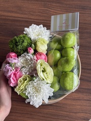 Цветочная композиция в коробке+ клубника в белом шоколаде со вкусом лайма