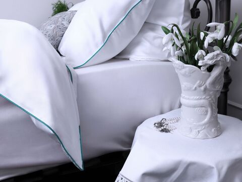 Постельное белье семейное Mollen белое с светло-бирюзовым кантом