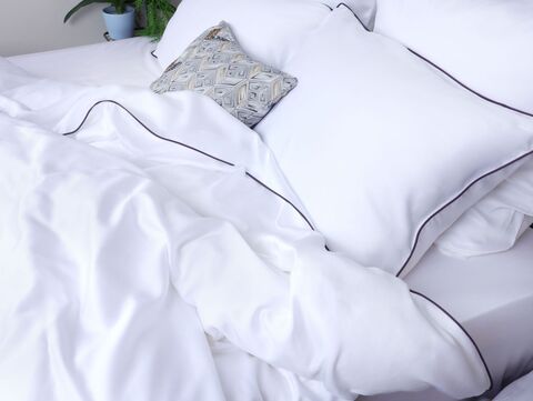 Постельное белье семейное Mollen белое с ежевично-черным кантом