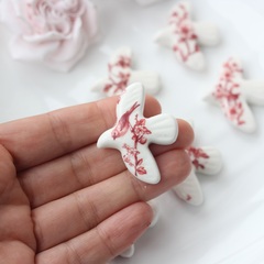 Подвеска фарфоровая Птичка (белый с бордовым) 34*42 мм S047