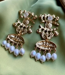 dlinnye-sergi-v-stile-schiaparelli-s-golubymi-kaplyami-i-podveskami-iz-zhemchuga