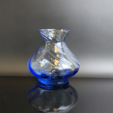 Ваза стеклянная цветное синее стекло, изящной формы, 13.5 см, винтаж СССР 1970-1990 гг