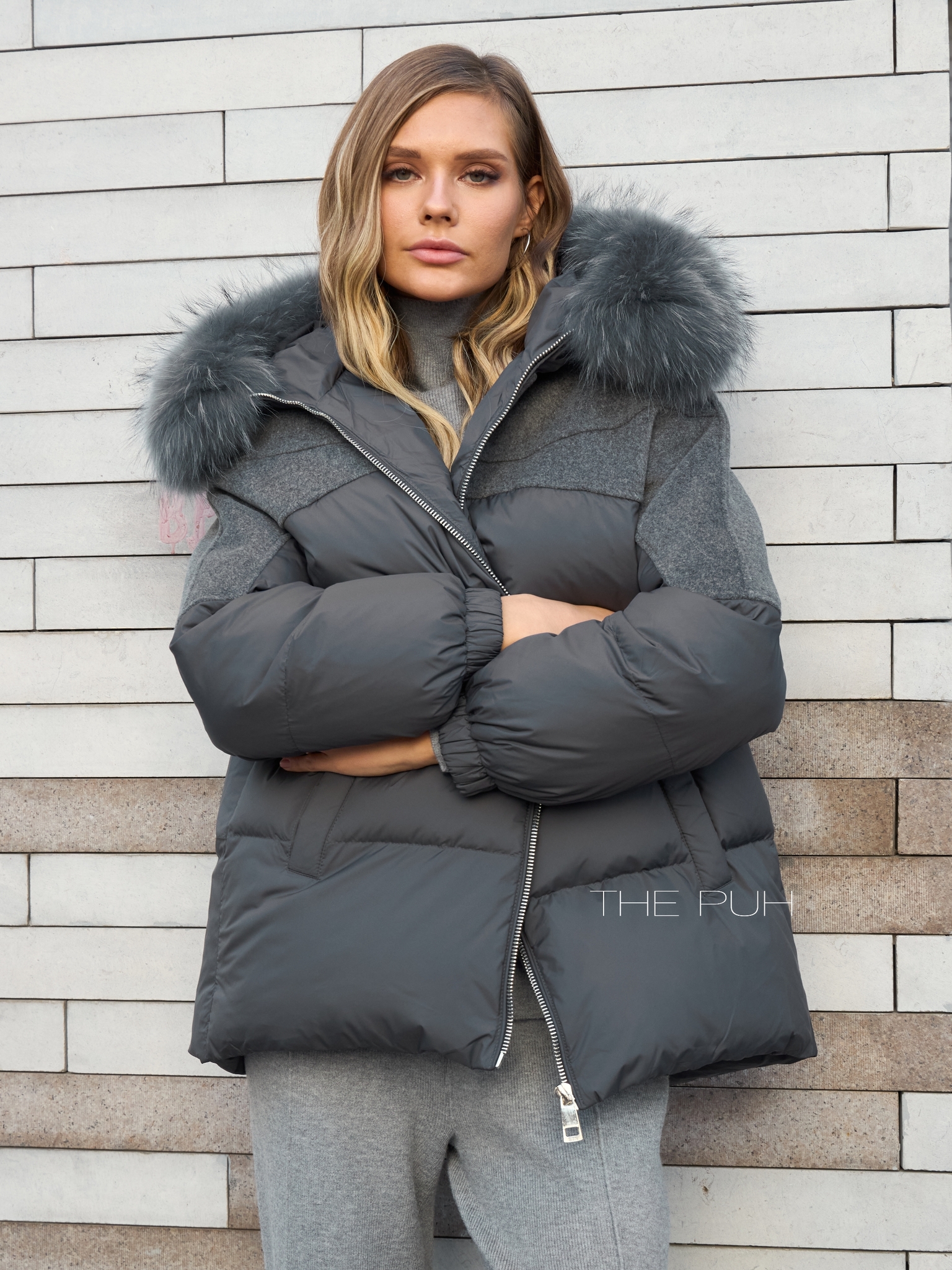 Темно-серый комбинированный пуховик с мехом енота