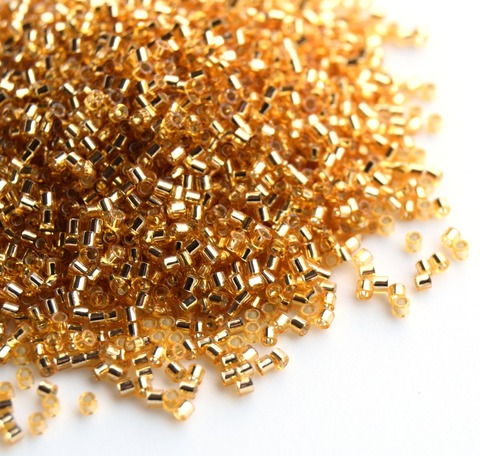 DBS-0042 Бисер цилиндрический Миюки делика 15/0 Золотистый прозрачный с серебристой линией внутри /Miyuki delica 15/0 Silver Lined Gold