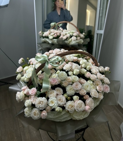 WOW эффект! 51 кустовая Роза в корзине