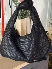 Женская большая плетеная сумка хобо из натуральной винтажной кожи черного цвета