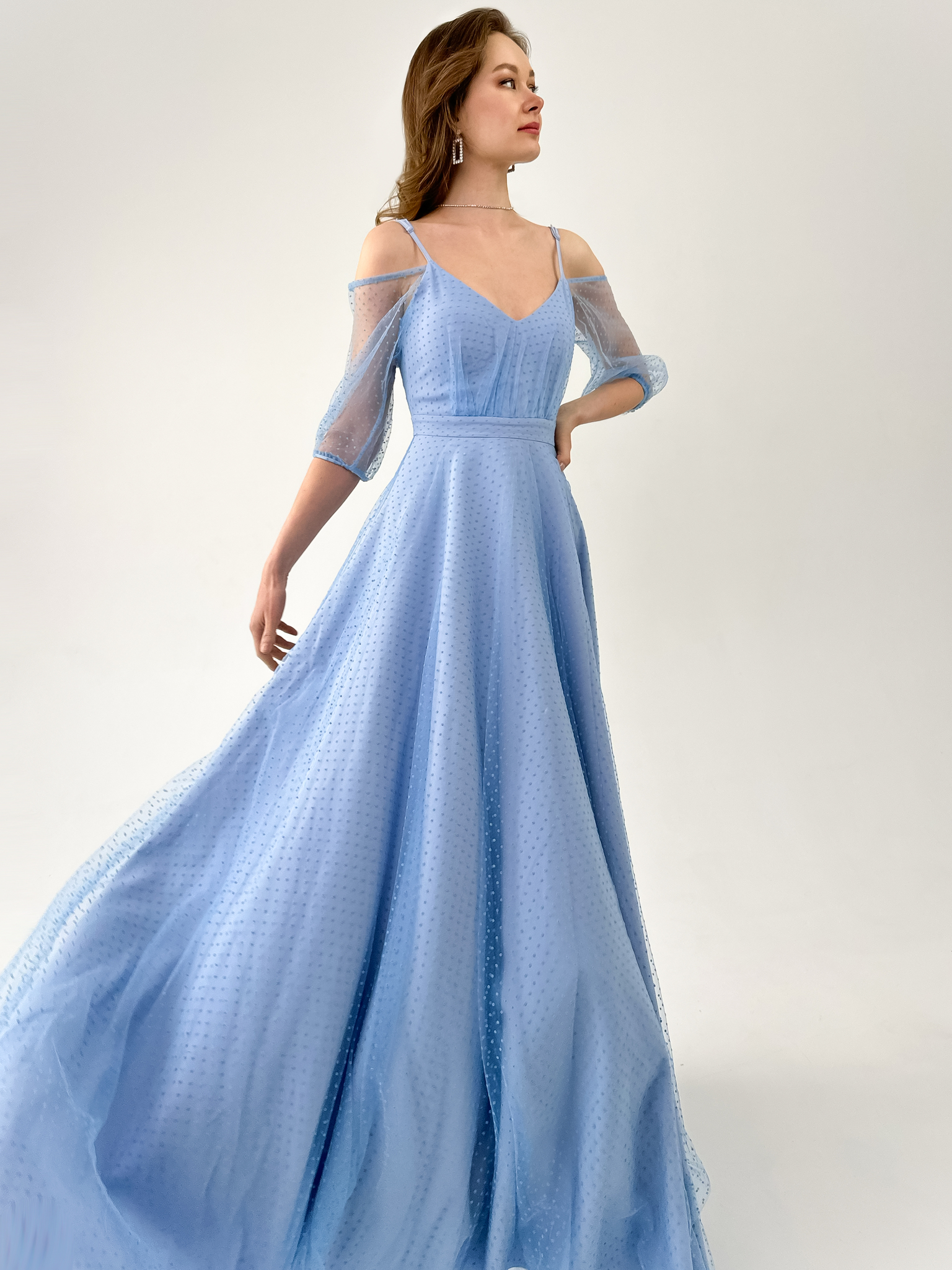 Нарядное выпускное платье из фатина с горошком макси (голубой)