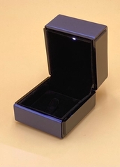 77150-Подарочный футляр/коробка сатин с подсветкой для кольца