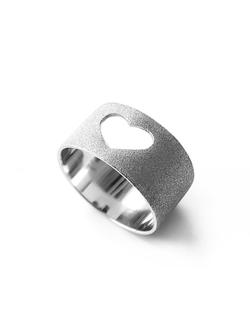 Серебряное матовое широкое кольцо «Сердце»