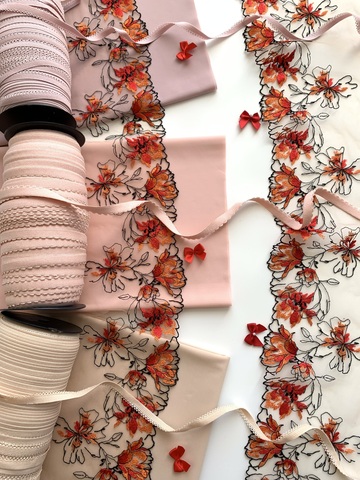 Вышивка на сетке бежевая/оранжевая (левая) 15 см