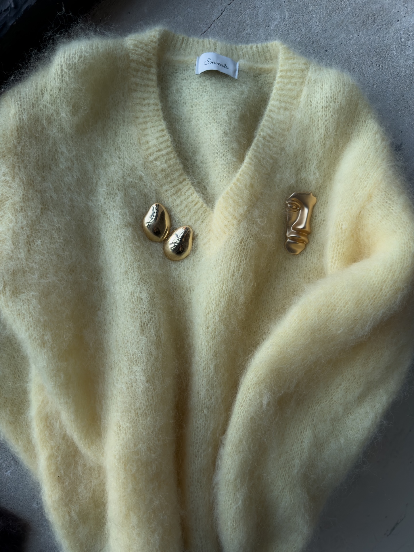 Матовая брошь в виде половины лица