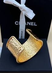 braslet-manzheta-chanel-matovoe-satinirovannoe-zoloto