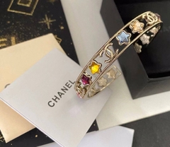 braslet-zhestkij-s-cvetnymi-vstavkami-chanel-cvet-shampan