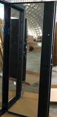 Входная металлическая дверь с зеркалом Лабиринт SKYLAB (Скайлаб) Velluto Grigioс с продольными металлическими вставками тонированное Зеркало Максимум Черный кварц