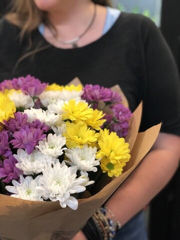 Яркая охапка хризантем