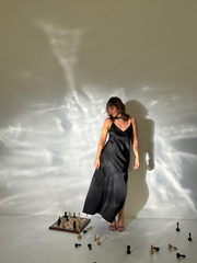 Платье на тонких бретелях черное