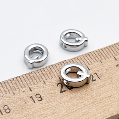 Подвеска-бусина Буква Q, цвет серебро (родий), размер 9*7,5 мм, отверстие 1,5 мм, цена за 1 шт