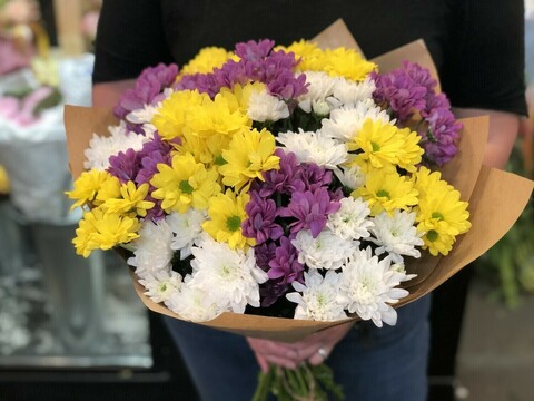 Яркая охапка хризантем