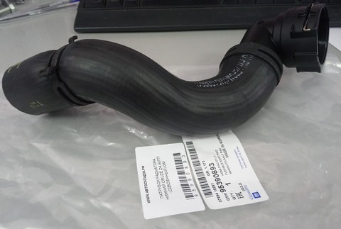 ПАТРУБОК РАДИАТОРА НИЖНИЙ CRUZE D4 АКПП (СДВОЕННЫЙ) GM