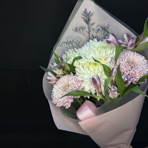 Букет комплимент из одноголовых хризантем и альстромерий