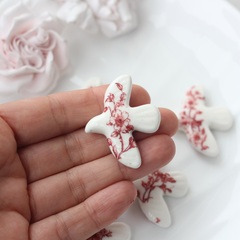 Подвеска фарфоровая Птичка (белый с бордовым) 34*42 мм S047