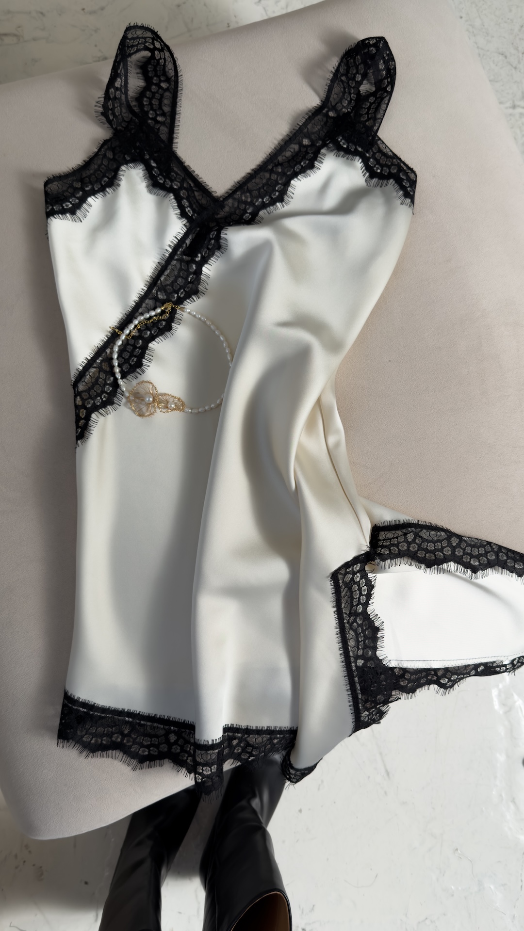 Косой топ из вискозы с контрастным кружевом