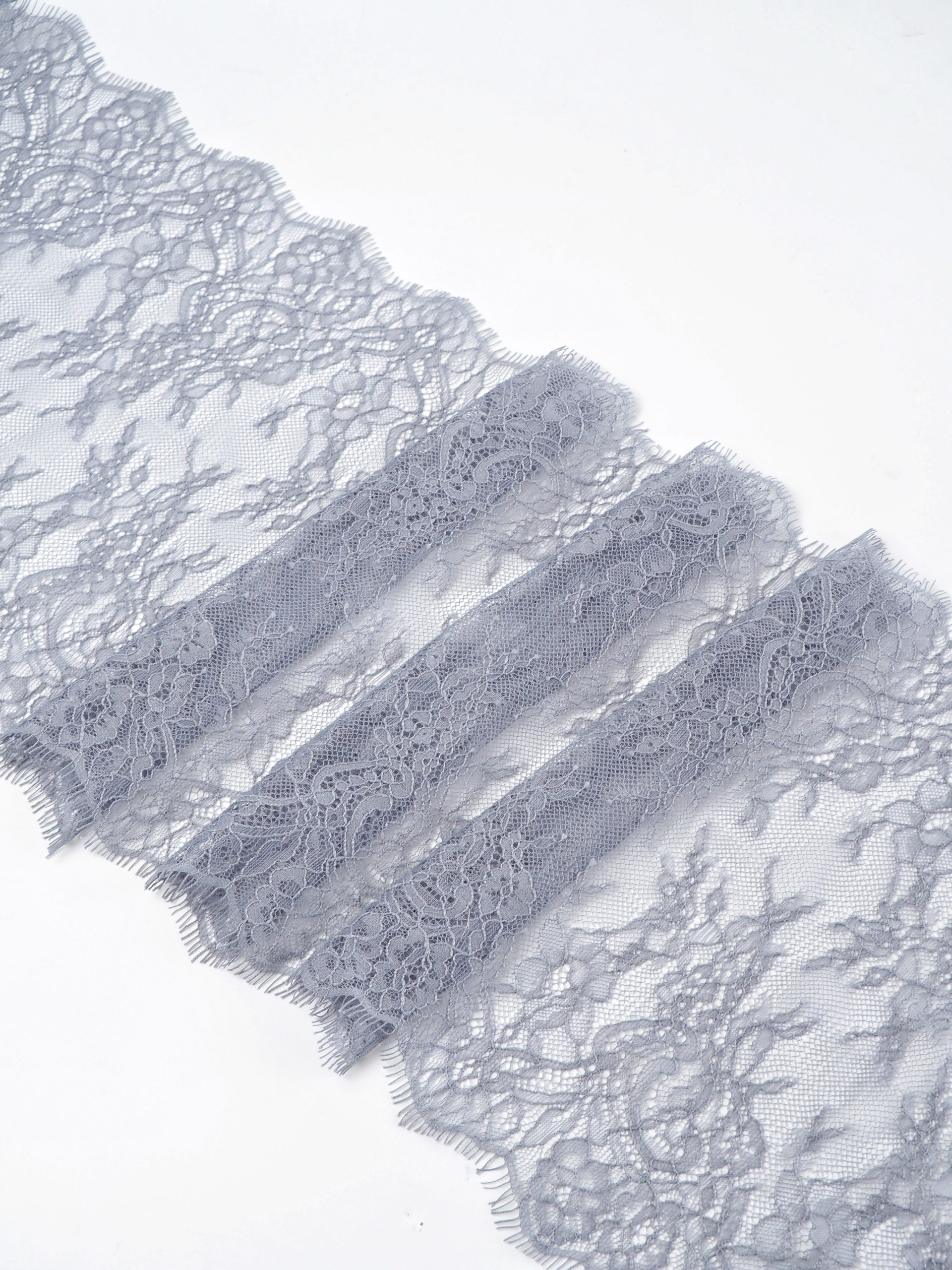 Кружево шантильи серое неэластичное ширина 23 см длина 1.45 м