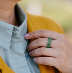 Кольцо из зеленого нефрита матовое.